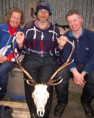 Tove Illing (left) and David Armin (right) with Graham Illing and trophy